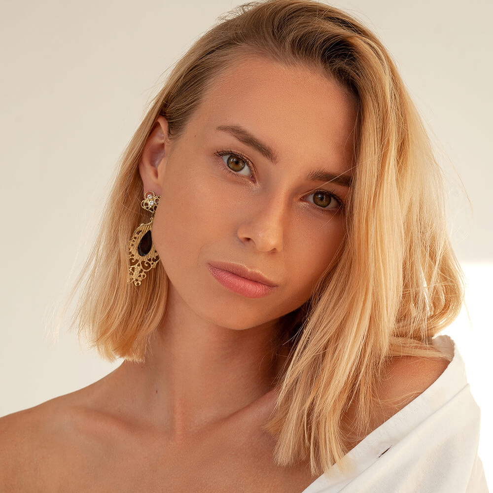 Woman with blonde hair wearing white clothes